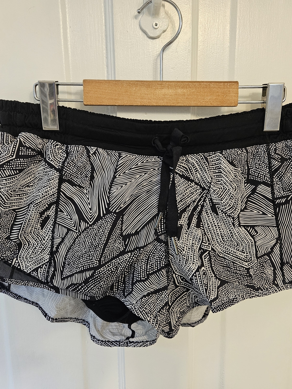 Lululemon Hotty Hot Shorts Dottie Tribe Black & White Print Low Rise